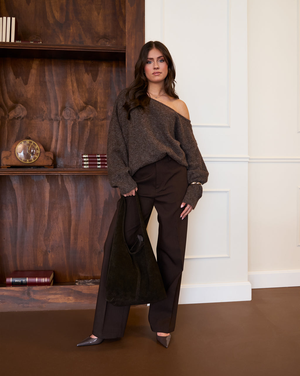 Suede schoudertas donkerbruin