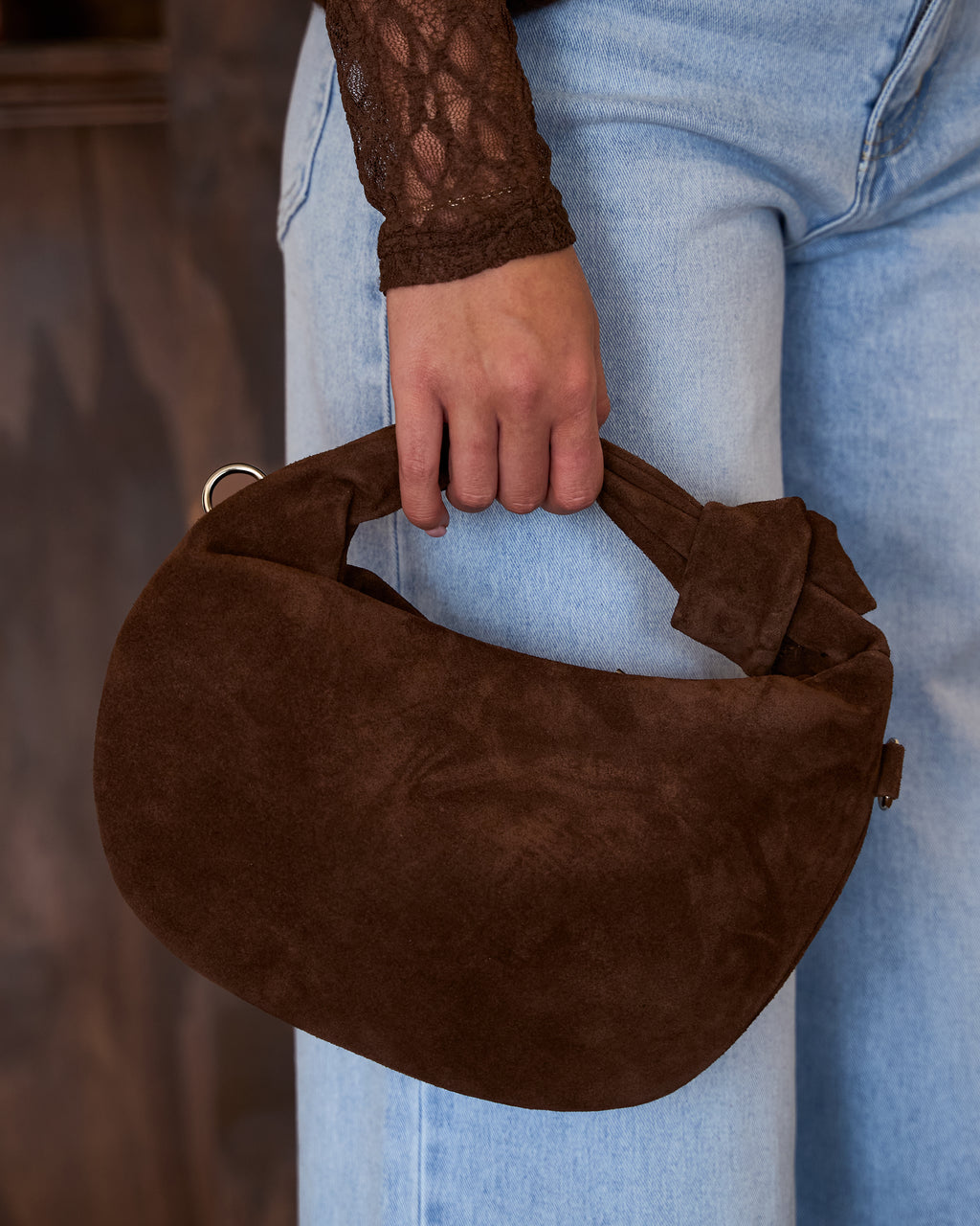 Suede handtas met knoop donkerbruin