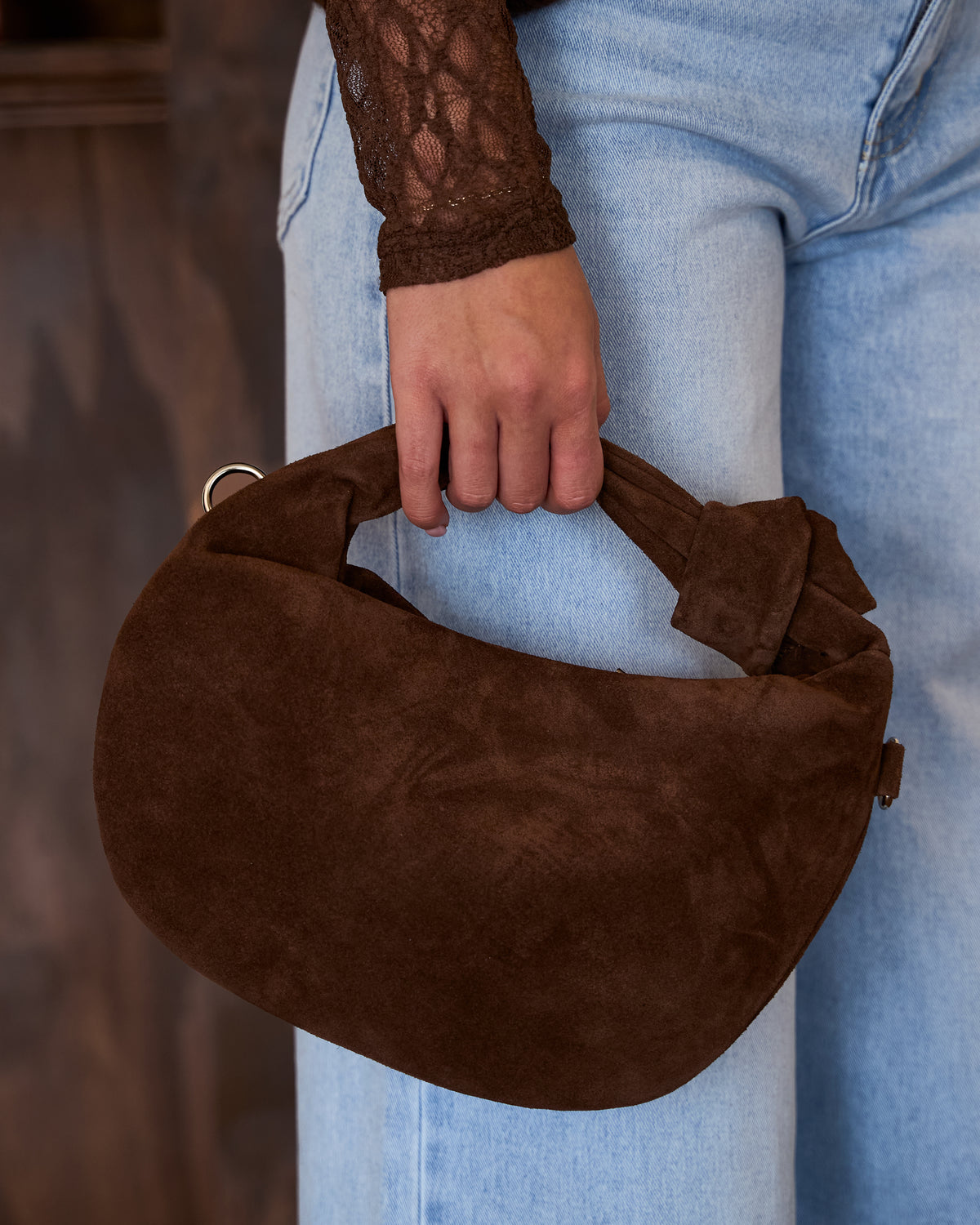 Suede handtas met knoop donkerbruin