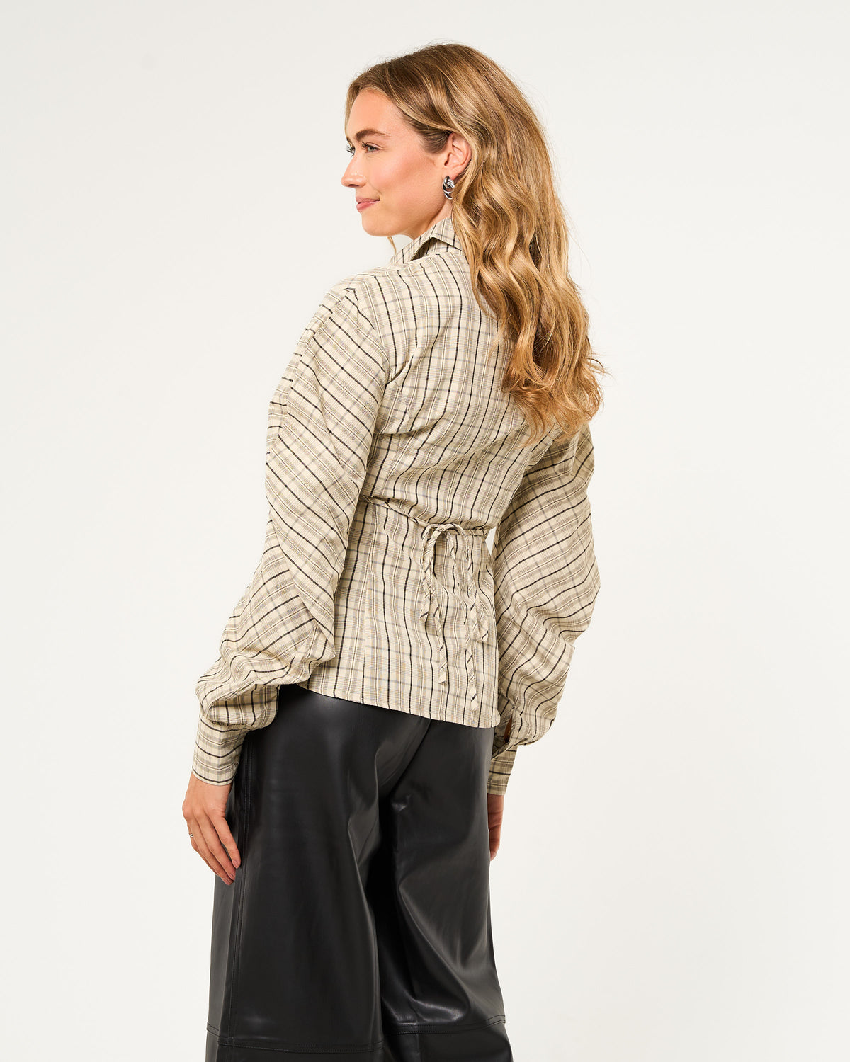 Getailleerde blouse geruit beige