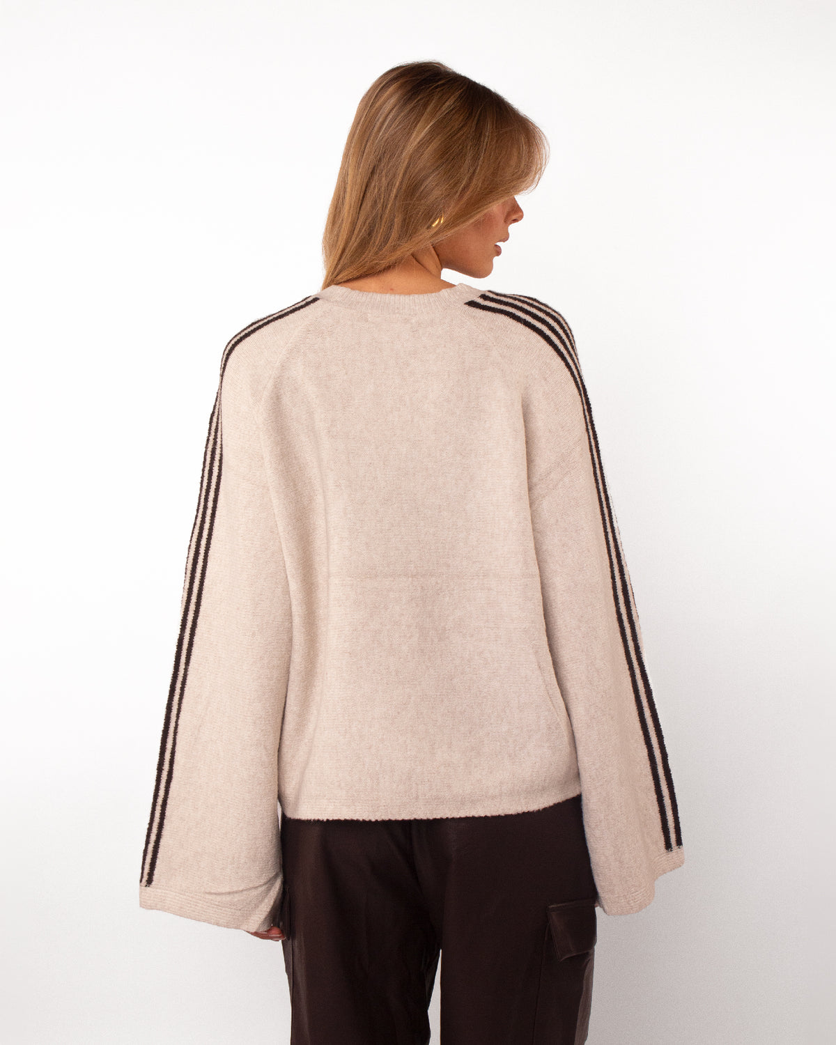 Trui met gestreepte mouwen beige
