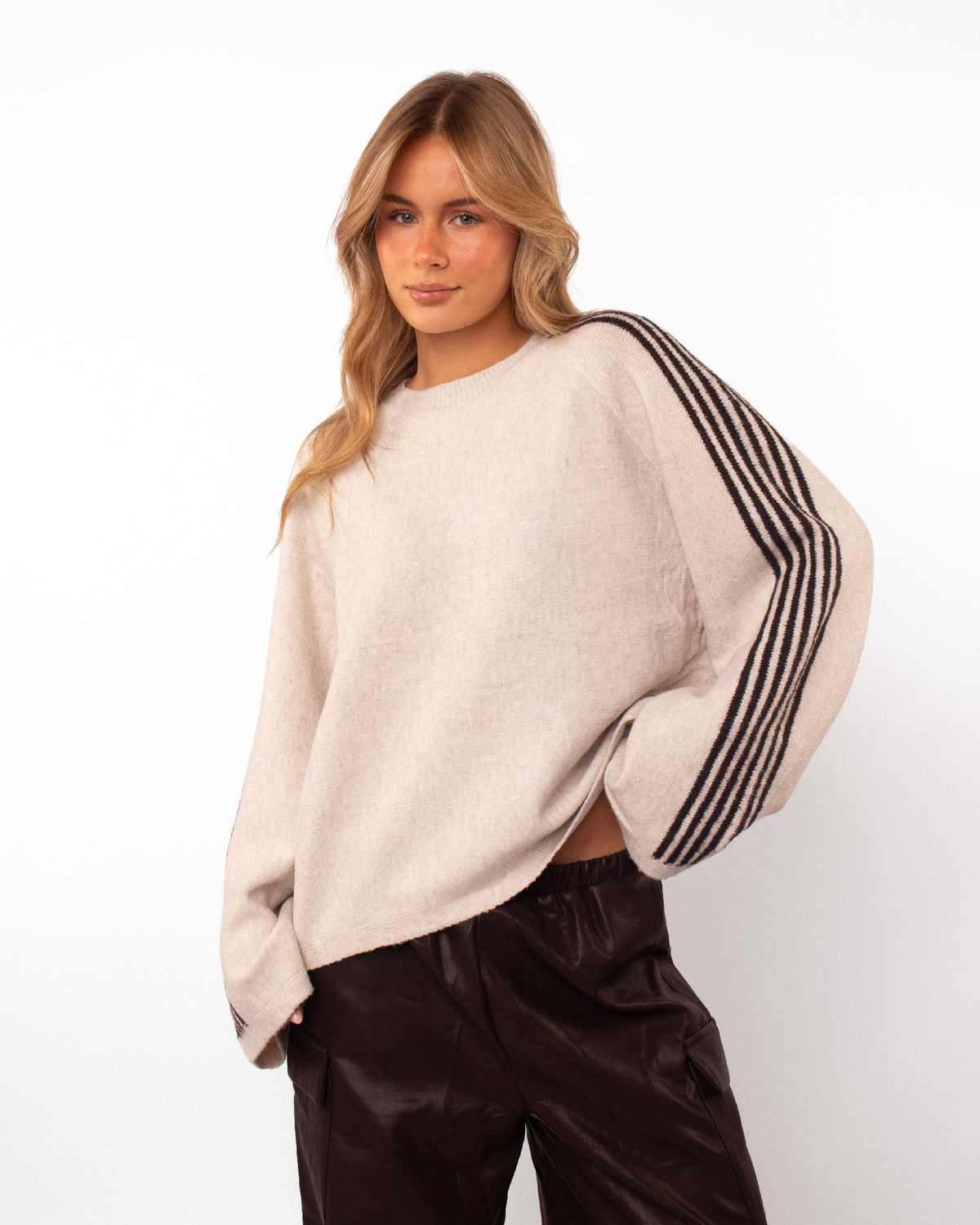 Trui met gestreepte mouwen beige