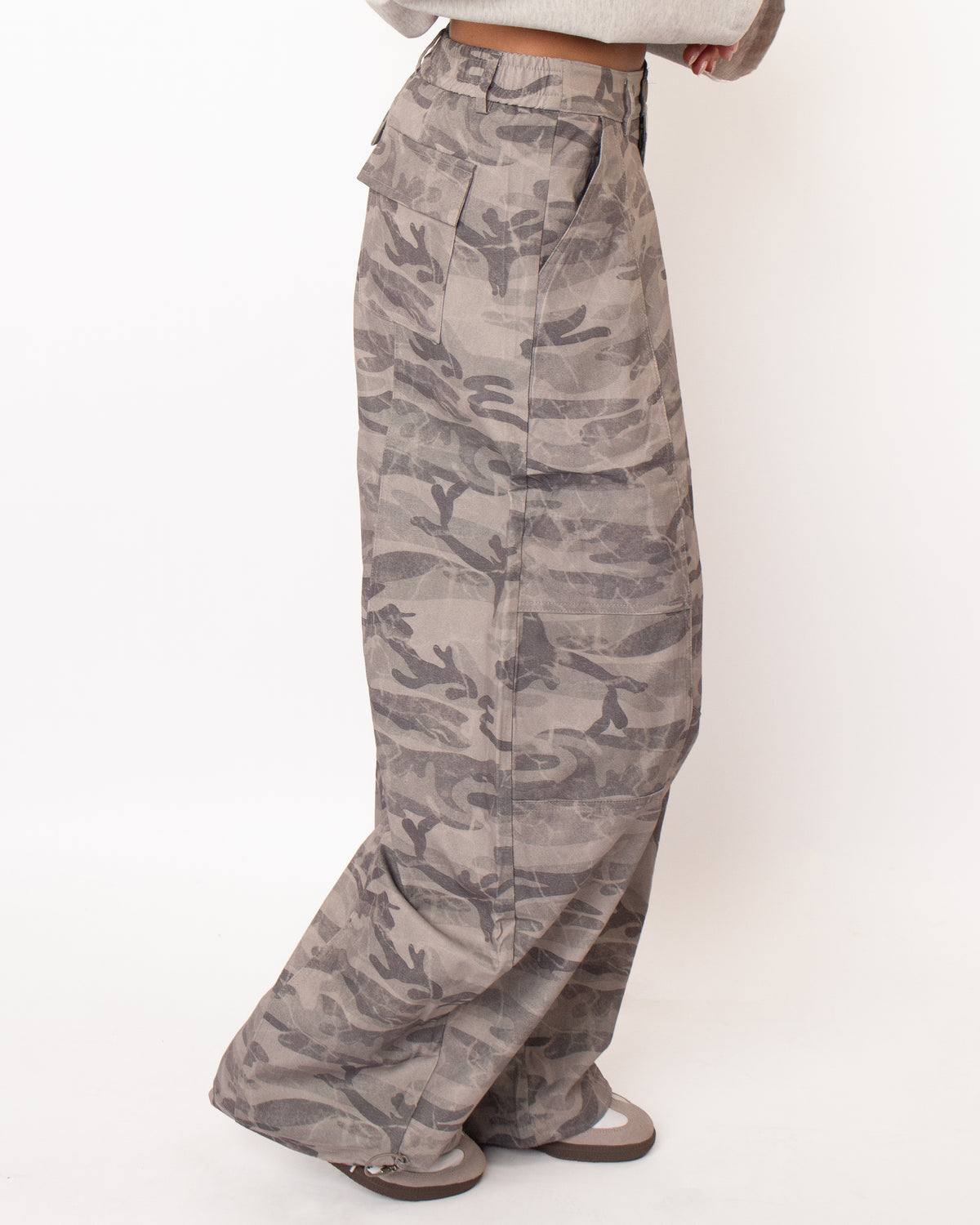 Wide leg camouflage broek