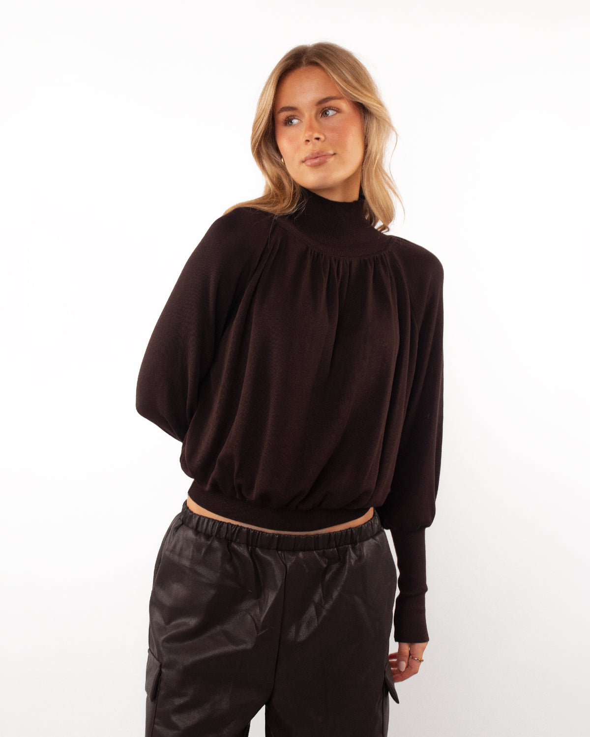 High neck plooi trui donkerbruin